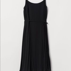 H&M Pleated Dress - Black